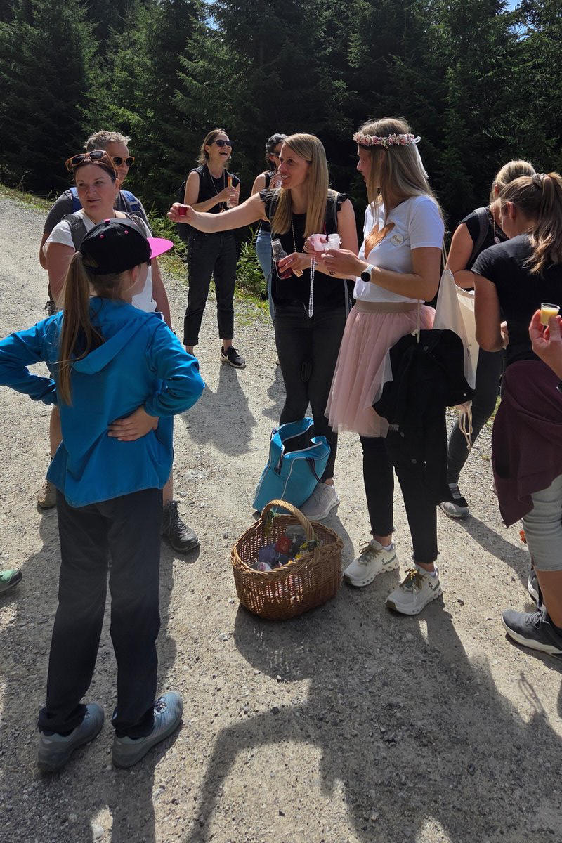 Wanderung Rohrkopfh�tte in Schwangau mit Sandra Bischof und Mathias Starzer - Polterrunde der Damen am Weg
